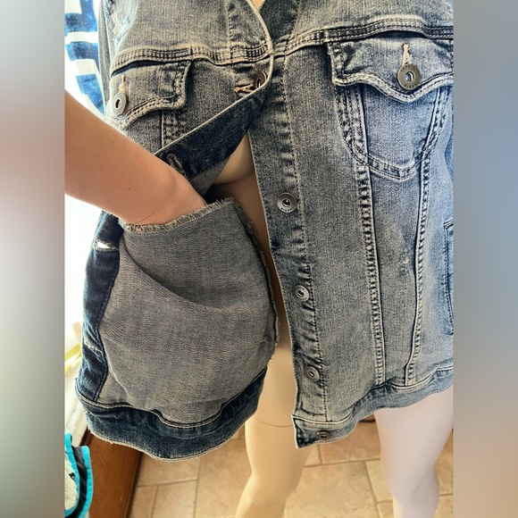 Torrid Distressed Jean Jacket NWOT Size 2 - Picture 9 of 14